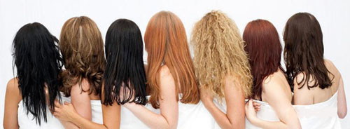 женщины красят волосы